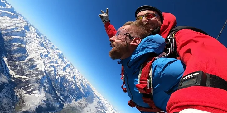 Zážitek nad Alpami: tandemový seskok z výšky 4000 m v netradiční lokalitě