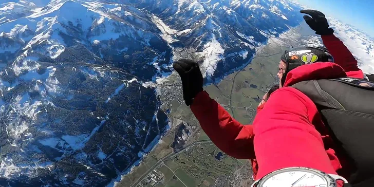Zážitek nad Alpami: tandemový seskok z výšky 4000 m v netradiční lokalitě