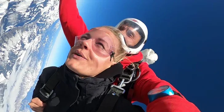 Zážitek nad Alpami: tandemový seskok z výšky 4000 m v netradiční lokalitě