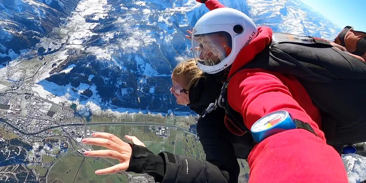 Zážitek nad Alpami: tandemový seskok z výšky 4000 m v netradiční lokalitě