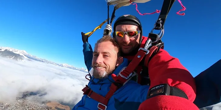 Zážitek nad Alpami: tandemový seskok z výšky 4000 m v netradiční lokalitě