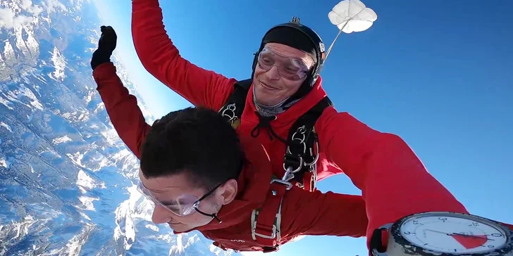 Zážitek nad Alpami: tandemový seskok z výšky 4000 m v netradiční lokalitě