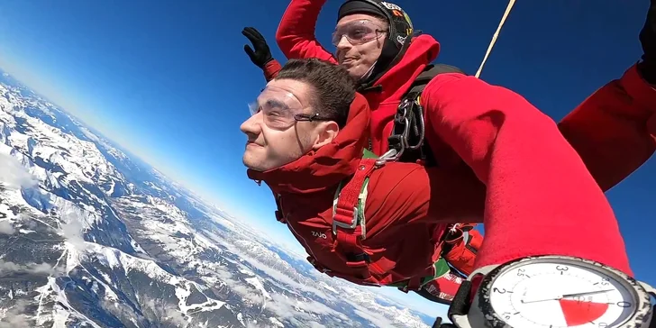 Zážitek nad Alpami: tandemový seskok z výšky 4000 m v netradiční lokalitě