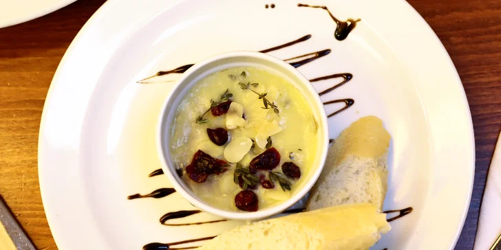 Francouzské čtyřchodové menu pro 2 osoby: žabí stehýnka, cibulačka, dušené hovězí a crème brûlée