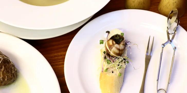 Francouzské čtyřchodové menu pro 2 osoby: žabí stehýnka, cibulačka, dušené hovězí a crème brûlée