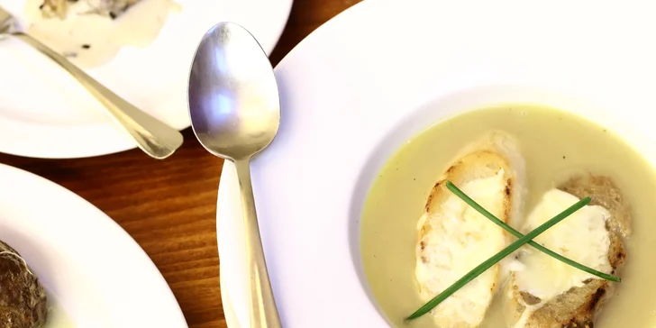 Francouzské čtyřchodové menu pro 2 osoby: žabí stehýnka, cibulačka, dušené hovězí a crème brûlée