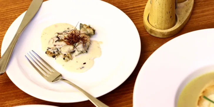 Francouzské čtyřchodové menu pro 2 osoby: žabí stehýnka, cibulačka, dušené hovězí a crème brûlée