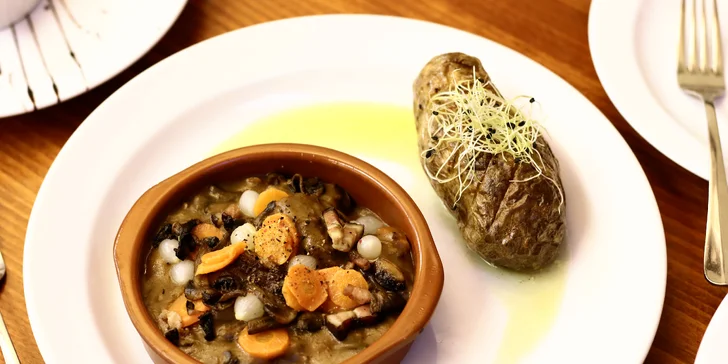 Francouzské čtyřchodové menu pro 2 osoby: žabí stehýnka, cibulačka, dušené hovězí a crème brûlée