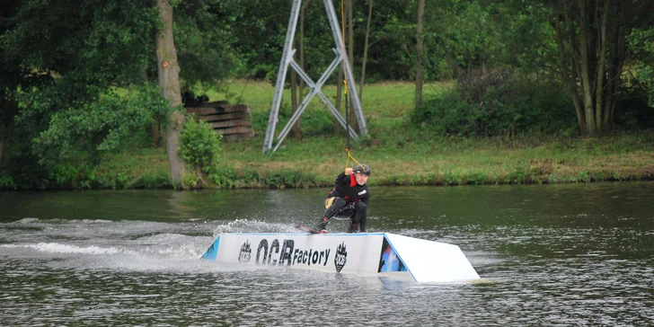 Wakeboard: hodina pronájmu celého vleku a vybavení pro 2 nebo 4 osoby