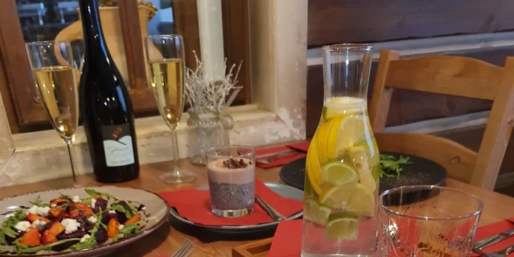 Relax uprostřed lesů: 3chodové menu, masáž nebo sauna a vířivka pro dva