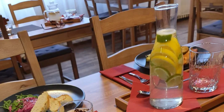 Relax uprostřed lesů: 3chodové menu, masáž nebo sauna a vířivka pro dva
