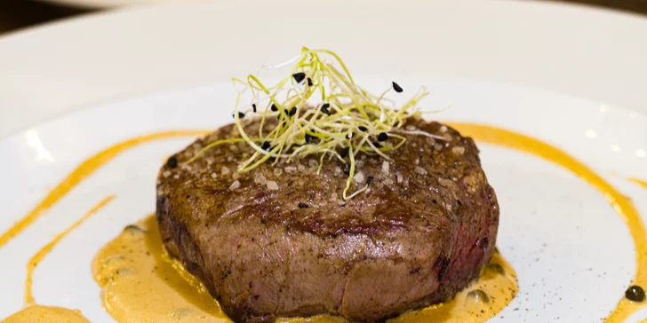 Čtyřchodové menu se steakem z lososa či hovězího pro 1 nebo 2 osoby