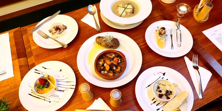 Francouzské čtyřchodové menu pro 2 osoby: žabí stehýnka, cibulačka, dušené hovězí a crème brûlée