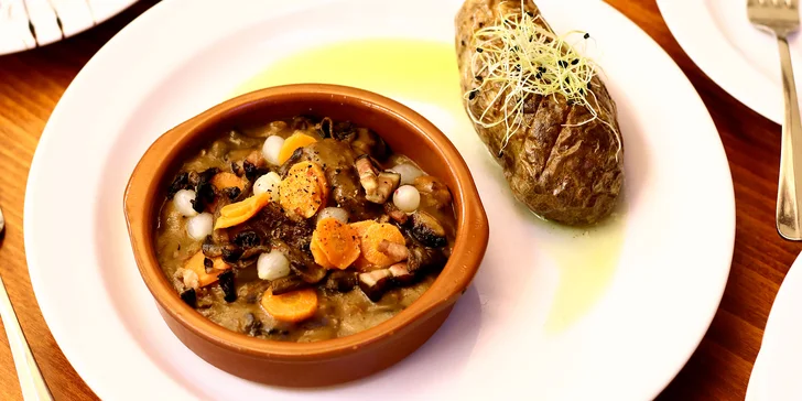 Francouzské čtyřchodové menu pro 2 osoby: žabí stehýnka, cibulačka, dušené hovězí a crème brûlée