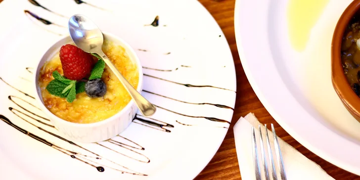 Francouzské čtyřchodové menu pro 2 osoby: žabí stehýnka, cibulačka, dušené hovězí a crème brûlée