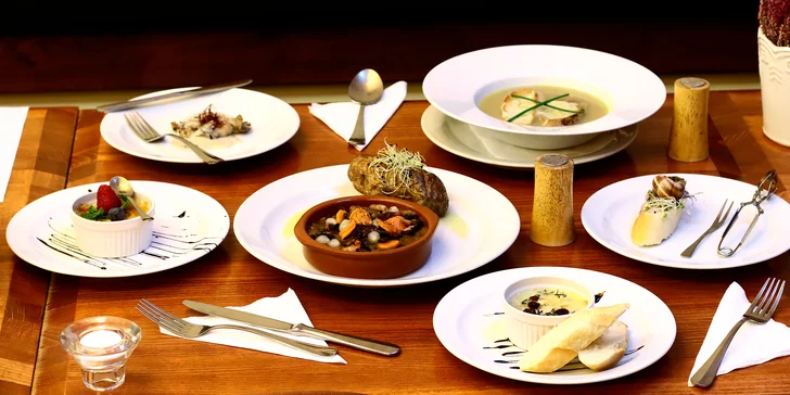 Francouzské čtyřchodové menu pro 2 osoby: žabí stehýnka, cibulačka, dušené hovězí a crème brûlée