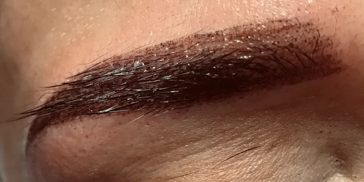 Zvýraznění a zhuštění obočí: 3D microblading (vláskování) nebo stínování