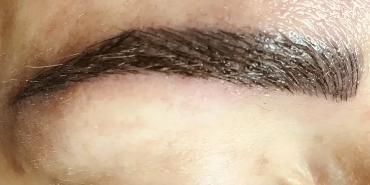 Zvýraznění a zhuštění obočí: 3D microblading (vláskování) nebo stínování