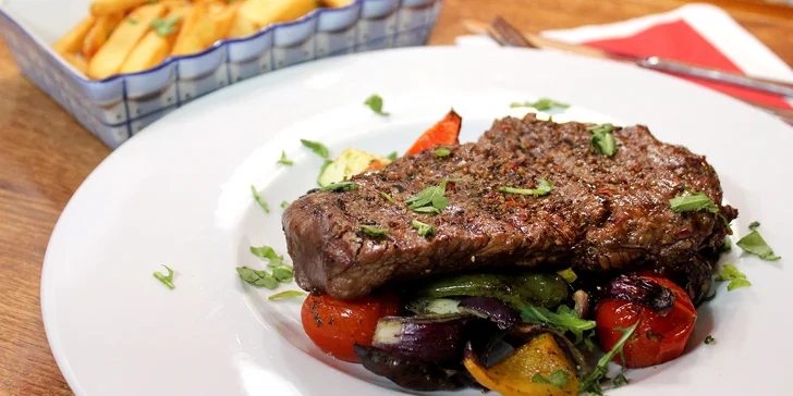 Hovězí rump steak, hranolky a grilovaná zelenina pro 1 či 2 jedlíky v centru Brna