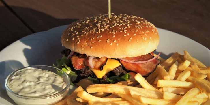 Jeden nebo dva hovězí burgery s hranolky a domácí tatarkou