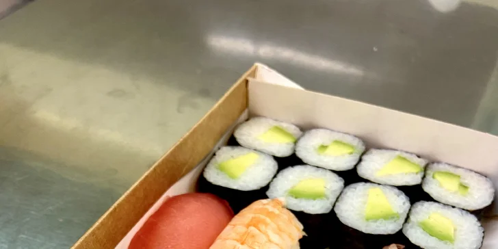 Sushi sety na odnos s sebou: 16, 18 a 34 kusů s avokádem, krevetami i lososem