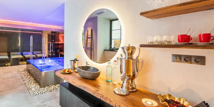 Privátní wellness v designovém hotelu na Novém Městě: sauna i vířivka a občerstvení