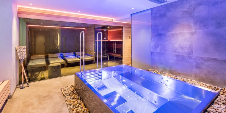 Privátní wellness v designovém hotelu na Novém Městě: sauna i vířivka a občerstvení