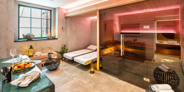 Privátní wellness v designovém hotelu na Novém Městě: sauna i vířivka a občerstvení