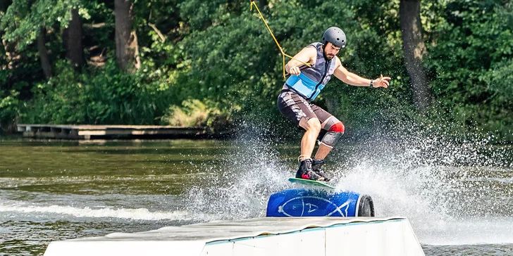 Wakeboard: hodina pronájmu celého vleku a vybavení pro 2 nebo 4 osoby