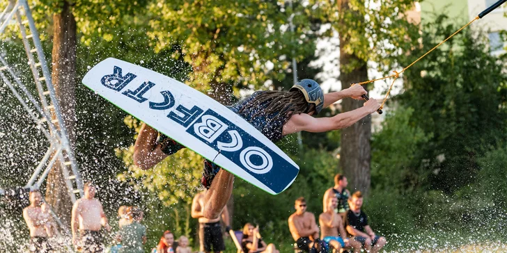 Wakeboard: hodina pronájmu celého vleku a vybavení pro 2 nebo 4 osoby