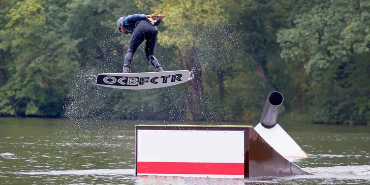Wakeboard: hodina pronájmu celého vleku a vybavení pro 2 nebo 4 osoby