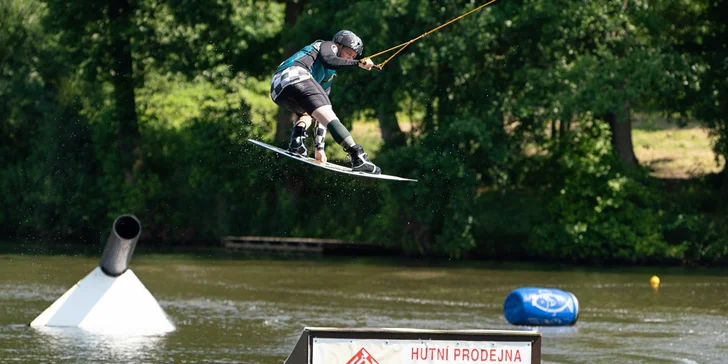 Wakeboard: hodina pronájmu celého vleku a vybavení pro 2 nebo 4 osoby