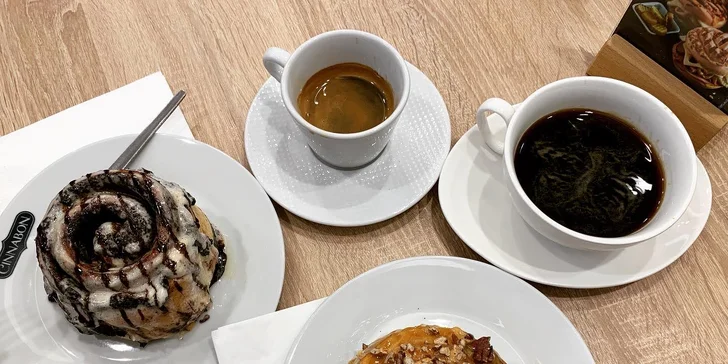 Nadýchané rolky z pekařství Cinnabon: skořice či čokoláda a k tomu nápoj podle výběru
