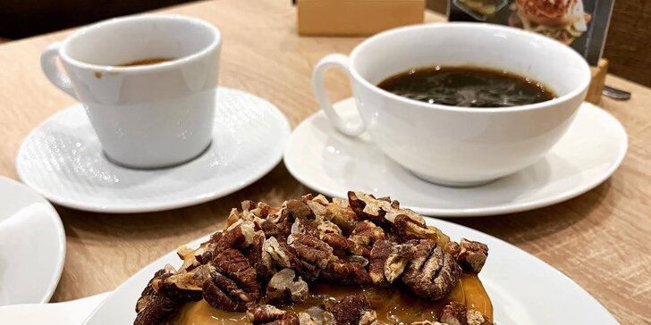 Nadýchané rolky z pekařství Cinnabon: skořice či čokoláda a k tomu nápoj podle výběru