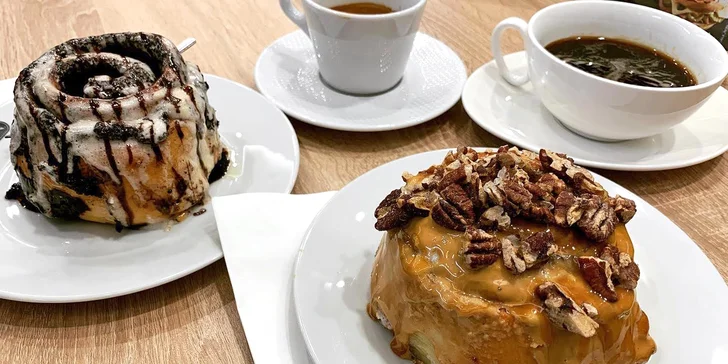 Nadýchané rolky z pekařství Cinnabon: skořice či čokoláda a k tomu nápoj podle výběru