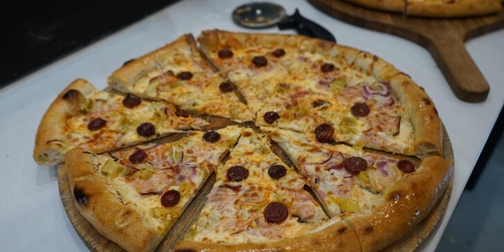 Čtvrtina pizzy o průměru 40 cm podle výběru v Rud’s pizza v centru Plzně