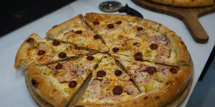 Zažeňte hlad i žízeň: čtvrtka pizzy podle výběru a Coca-Cola pro 1 osobu