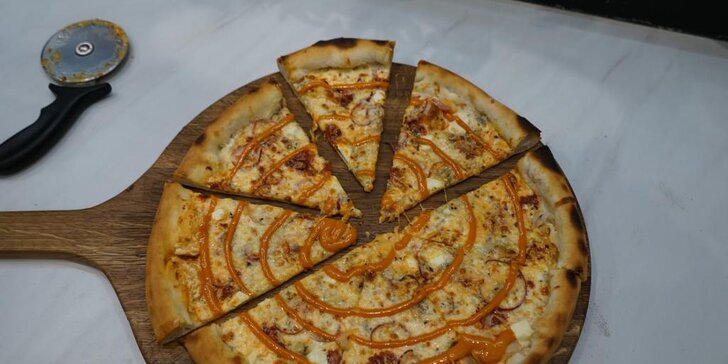 Křupavá pizza o průměru 40 cm podle výběru vč. krabic na odnos