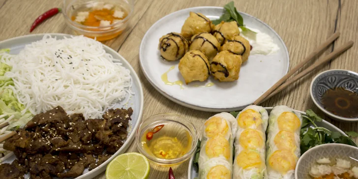Pochutnejte si na vietnamských specialitách: závitky, Bún chả či Pho i dezert
