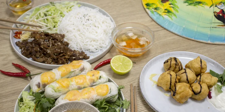 Pochutnejte si na vietnamských specialitách: závitky, Bún chả či Pho i dezert