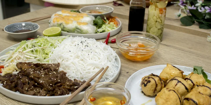 Pochutnejte si na vietnamských specialitách: závitky, Bún chả či Pho i dezert