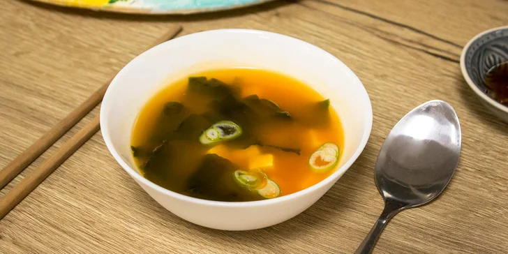 Parádní japonské menu pro 1 i 2: miso polévka, udon nudle a smažené ovoce