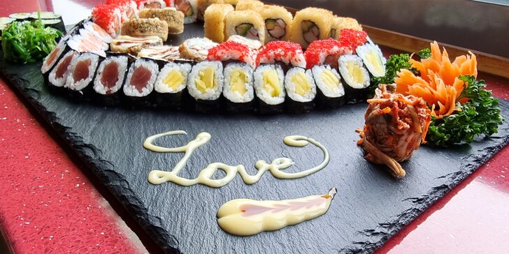 Sushi set ve tvaru srdce nejen pro zamilované: 70 ks asijských dobrot