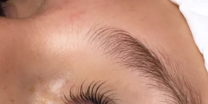 Revoluční technika lash lifting a výživa řas pro krásné, přírodní řasy