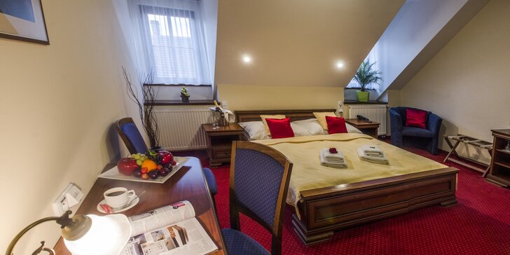 Pobyt ve 4* hotelu ve Slaném se snídaní i romantika s 4chodovou večeří a privátním wellness