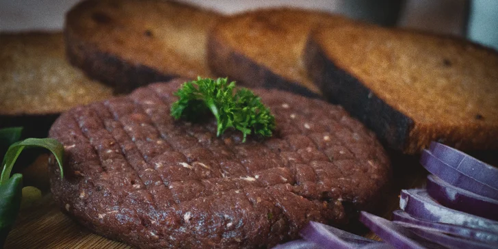 Až 500 g namíchaného hovězího tataráku s topinkami i s hodinou bowlingu až pro 8 hráčů