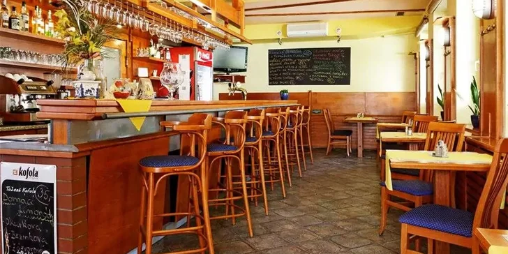 Parádně obložené langoše s nápojem k tomu. Trhané maso, guacamole, sýry a jiné dobroty