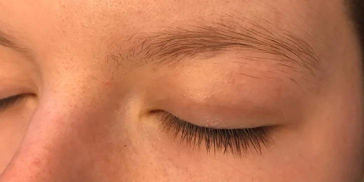 Uhrančivý pohled: lash lifting, barvení i laminace obočí