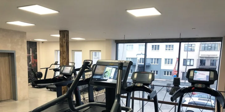 Hodinová individuální fitness lekce s trenérem a první vstup do fitness