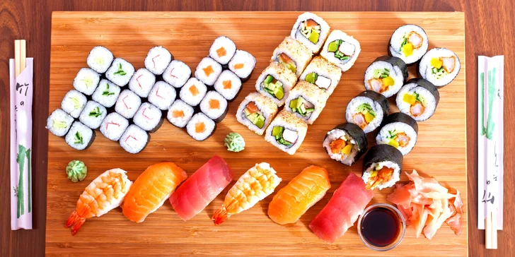 Sushi sety v asijském bistru: menší s 24 kusy a větší s polévkami a 46 kusy